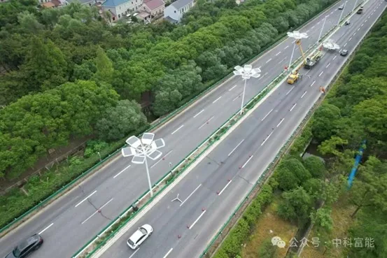 上海737盏轻质柔性光伏路灯点亮陈海公路