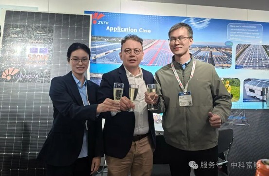 现场签约香槟庆祝