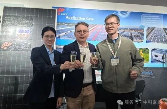 现场签约香槟庆祝
