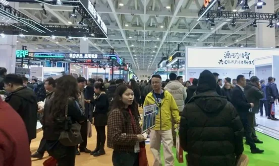 展会现场交流1