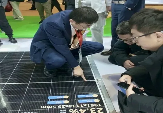 展会现场交流2